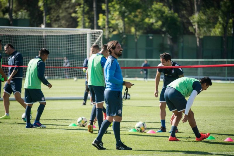 Treinador e jogadores do Cruz Azul em treino