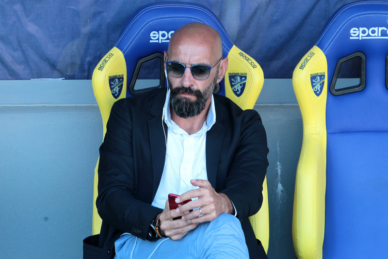 Monchi em frente a um painel de coletiva de imprensa