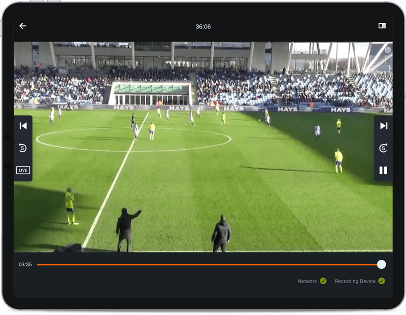 Gravação de uma partida de futebol em um tablet